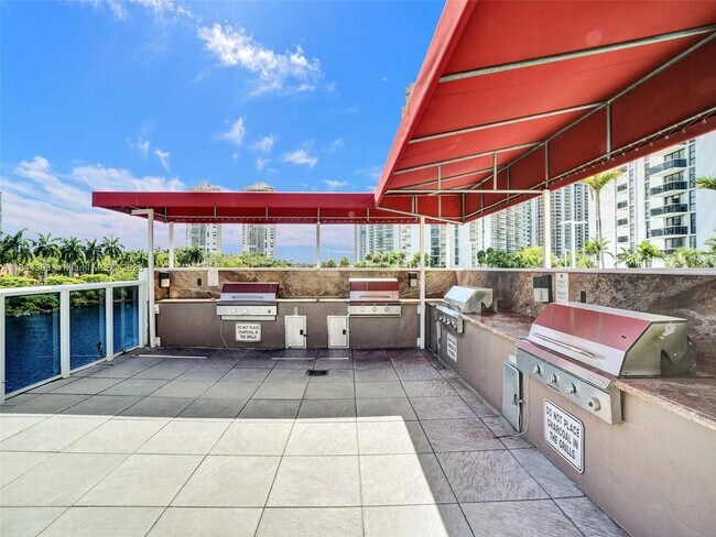 Building Photo - 3625 N Country Club Dr