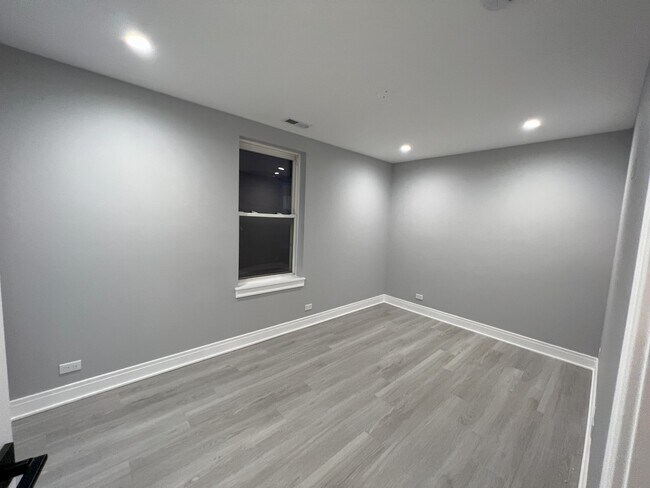 Building Photo - 4834 W Newport Ave