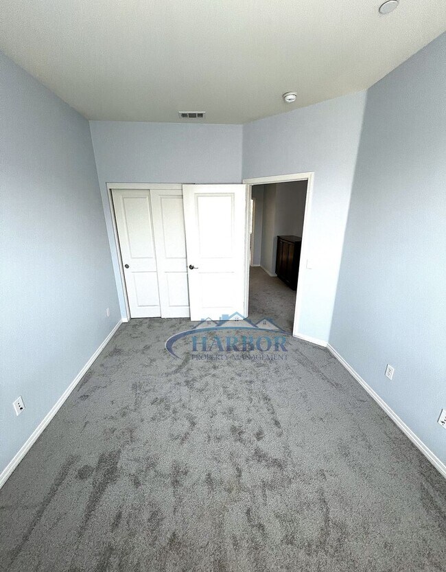 Building Photo - Elegant 3-Story, 4-Bedroom, 3-Bath Condo