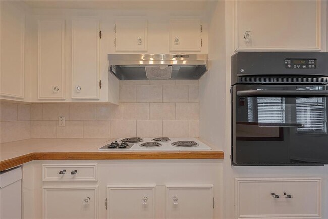 Building Photo - 605 Sorrento Dr