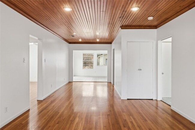 Building Photo - 2007 Montclaire St