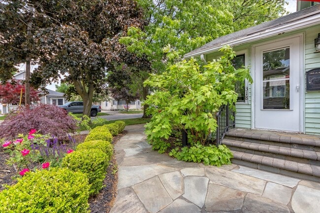 Building Photo - Charming Fully Furnished Three Bed, Two Ba...