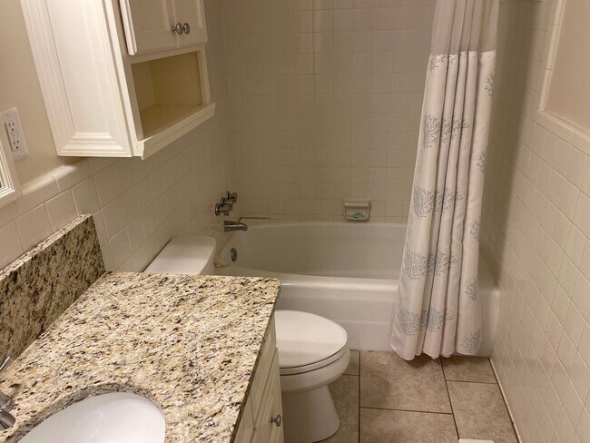 Building Photo - Large 3 bedroom, 2 bath Floral Park Home.