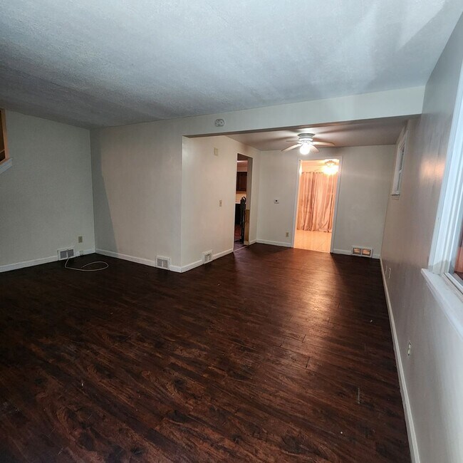 Building Photo - Spacious 3 Bedroom 1.5 Bath Single Family Home Available Soon