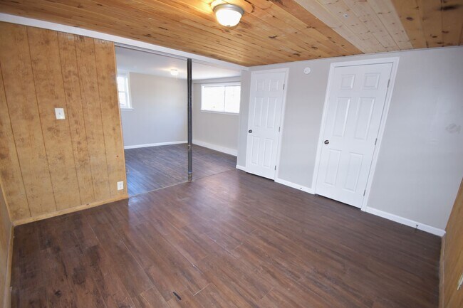 Building Photo - 4 Bedroom Home For Rent Over The River!