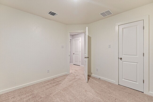 Building Photo - Beautiful 4 bedroom, 3 bathroom home in Hu...