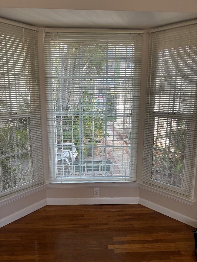 Building Photo - 360 N Doheny Dr