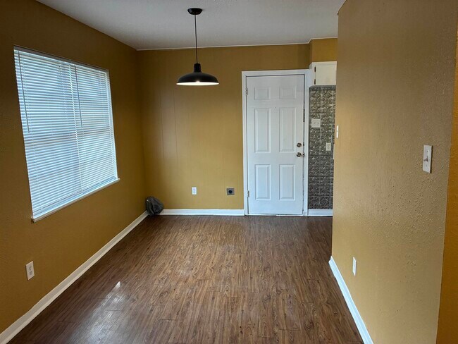 Building Photo - 1112 Northwood Dr