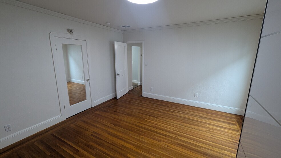 Building Photo - 552 45 St