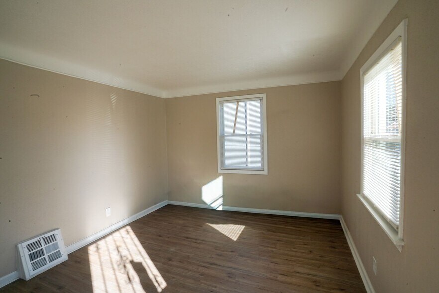 Building Photo - This beautifully updated 2-bedroom, 1-bath...