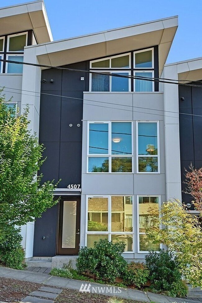 Building Photo - 4507 SW Oregon St