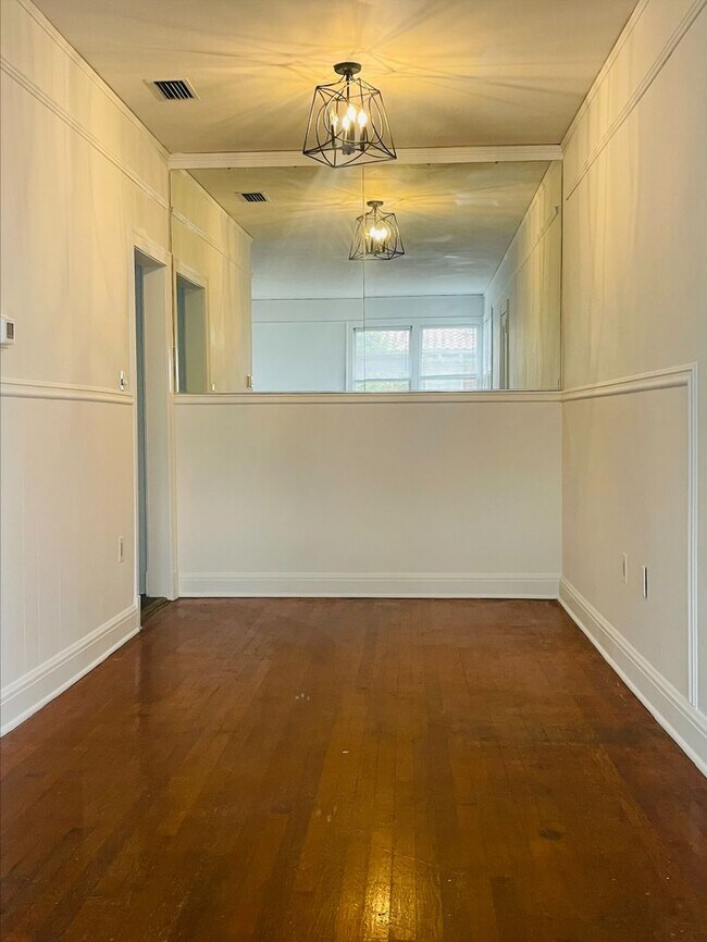 Building Photo - 2748 Vernon Terrace #2 1/1
