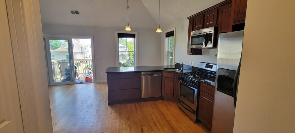 Kitchen and living room, vaulted ceilings - 46 Newport St