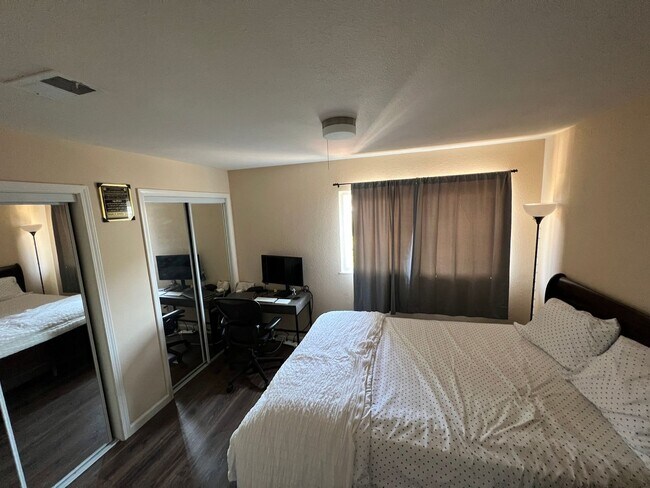 Building Photo - Stunning Pleasanton Vintage Terrace Townhouse! 2 bedrooms and 1.5 bathrooms! Sharp upgrades throu...