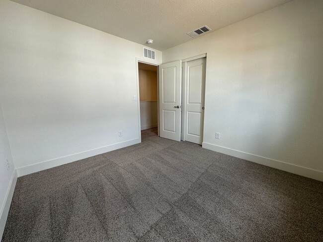 Building Photo - Beautiful new home