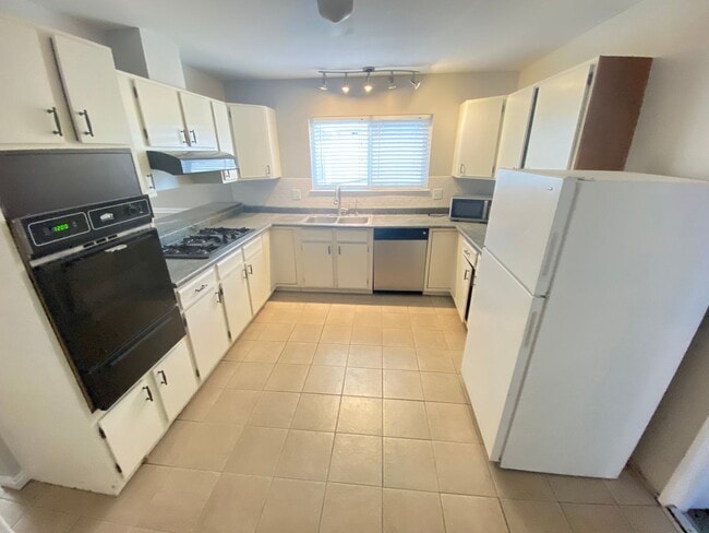 Building Photo - Charming 4 Bedroom, 3 Bath, Single-Story H...