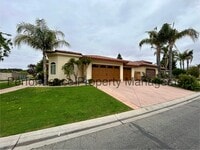 Building Photo - Gorgeous 2 Bed/2.5 Bath + Office w/ Lake V...