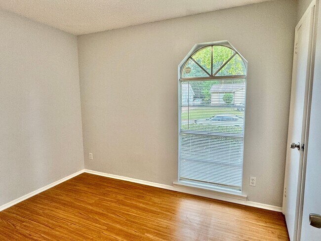 Building Photo - Charming 3-bedroom waiting to be yours !!