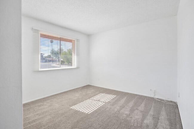 Building Photo - 2104 E Cornell Dr