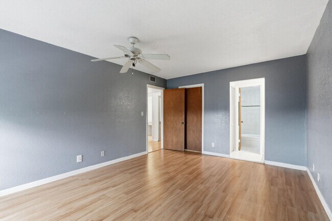 Building Photo - 430 Commodore Dr