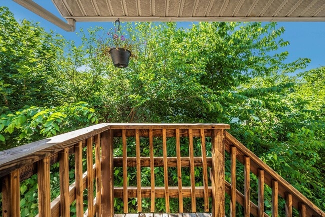 Building Photo - Apartment w/Parking