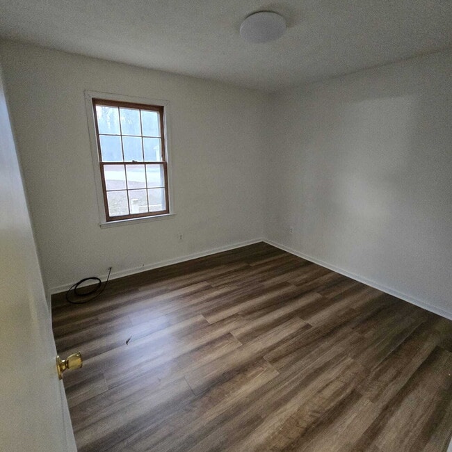 Building Photo - Freshly Renovated 3 Bedroom with 1 and 1/2 Bath Duplex.