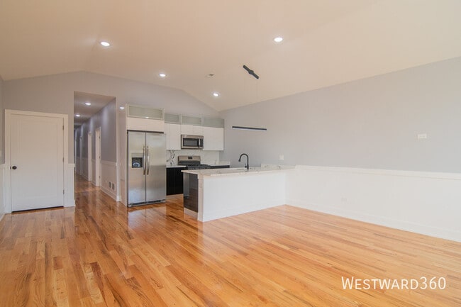 Building Photo - Penthouse 3 bed 2 bath near Washington Park