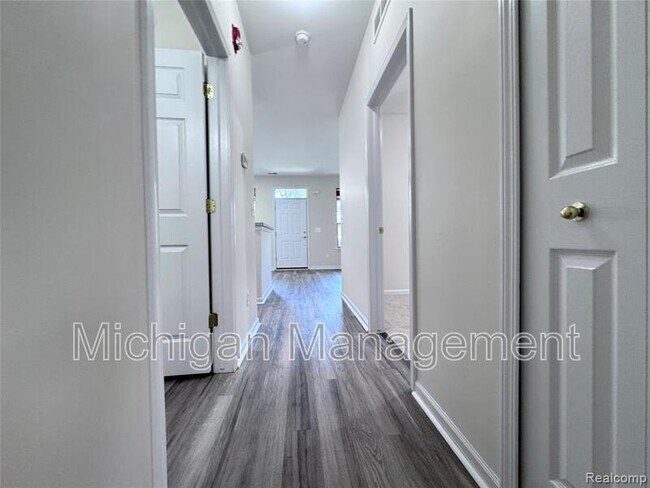Building Photo - 488 Village Dr