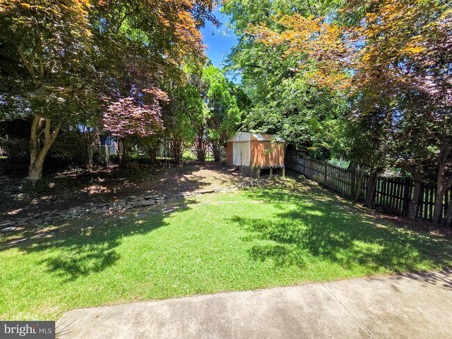 Building Photo - 305 Hillsboro Dr