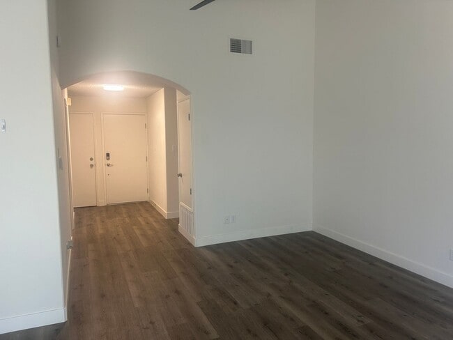 Building Photo - Newly Remodeled 2 Bedroom, 2 Bath Condo
