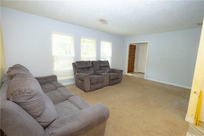 Building Photo - 3233 River Oak Pl