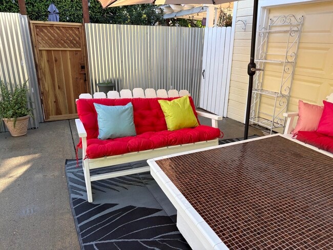 Building Photo - 839 N Orange Dr