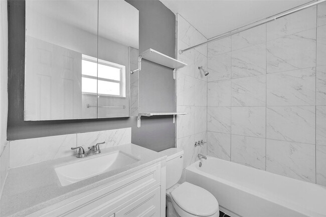 Building Photo - 1005 SW 15th Ave