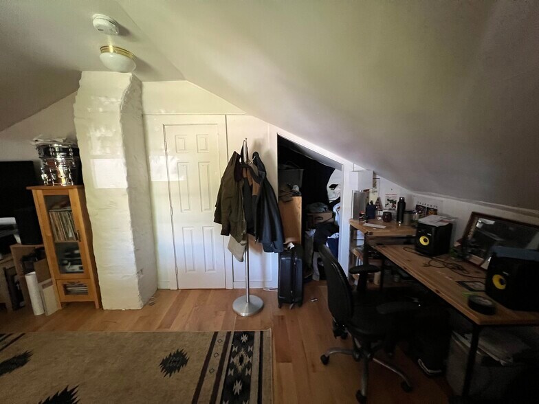 Building Photo - 192 Pine St