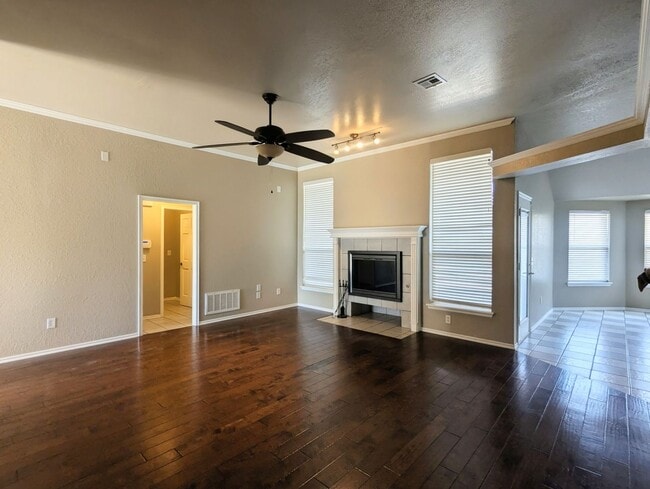 Building Photo - Beautiful 3 Bedroom Home with Study, Fireplace & Fenced Backyard!