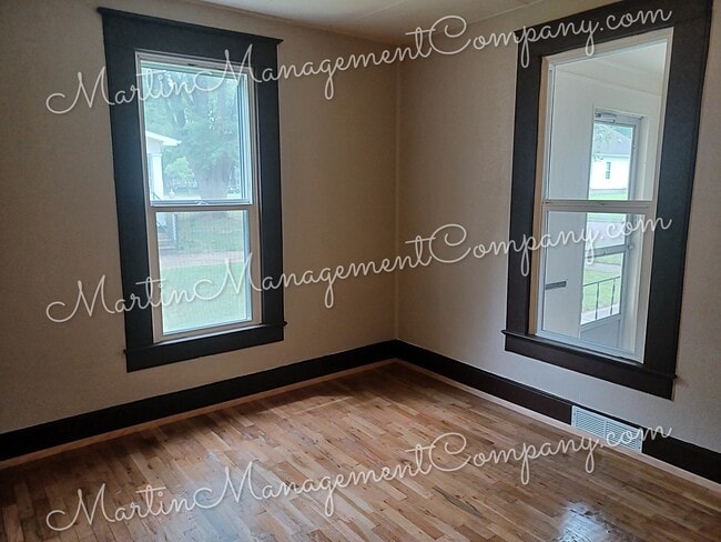 Building Photo - 1617 S Barrett Ave