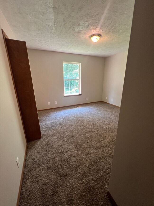 Building Photo - 3 bedroom/2 bath house with one car garage