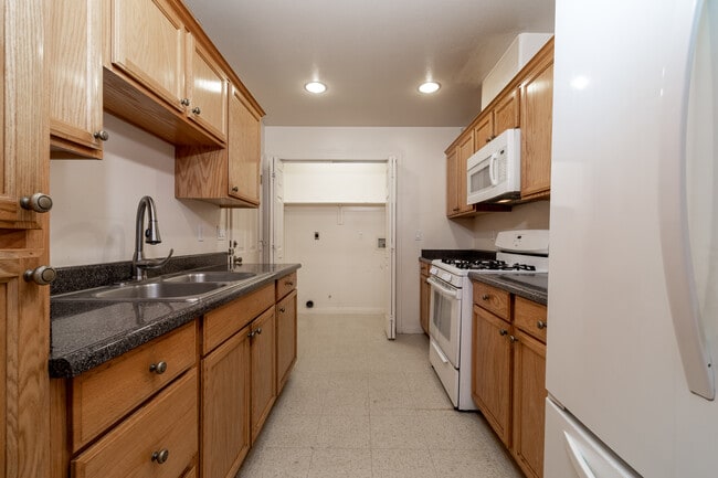 Building Photo - 730 Pine Ave