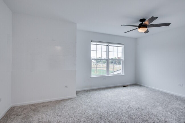 Building Photo - 205 Tinana St