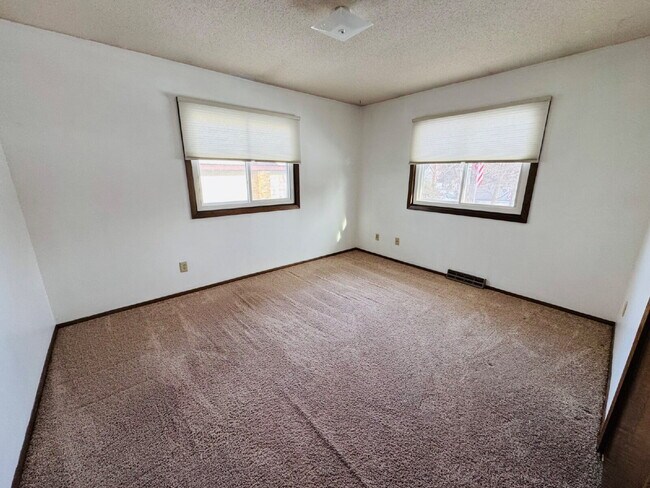 Building Photo - Winter Special half month off with February move in! 4-Bedroom Home in Blaine with 2 Full Baths a...