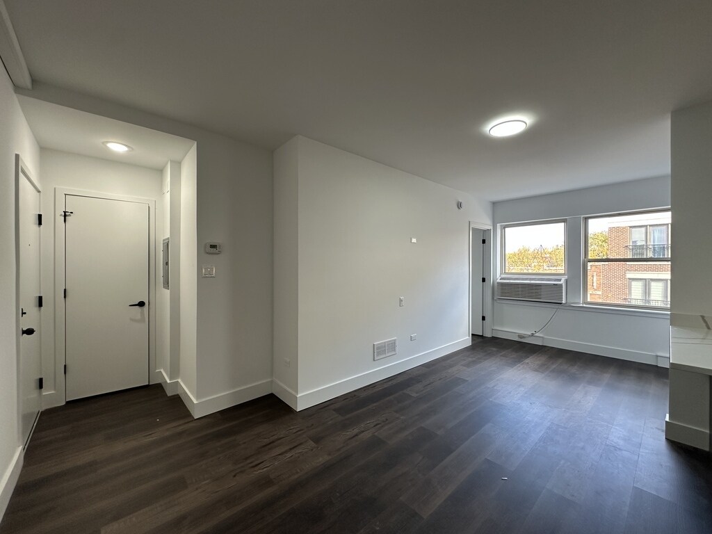 Building Photo - 1553 W Hollywood Ave