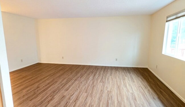 Building Photo - VIEW RIDGE 2 bedroom End Unit Condo in Sec...