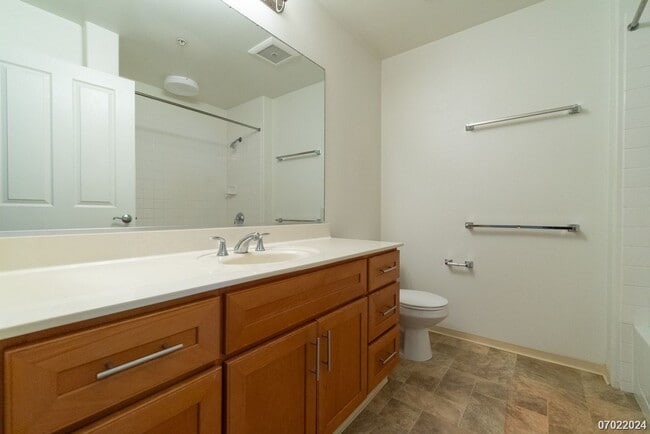 Building Photo - $2300 / 1br - 500ft2 - 1br/1ba/2pkg Townho...