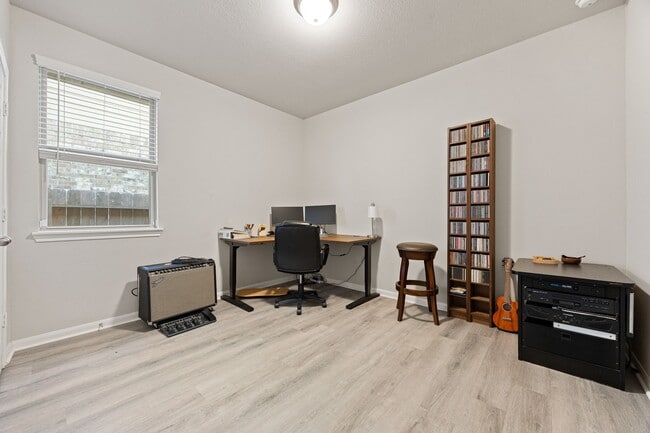 Building Photo - 9415 Summer River Dr