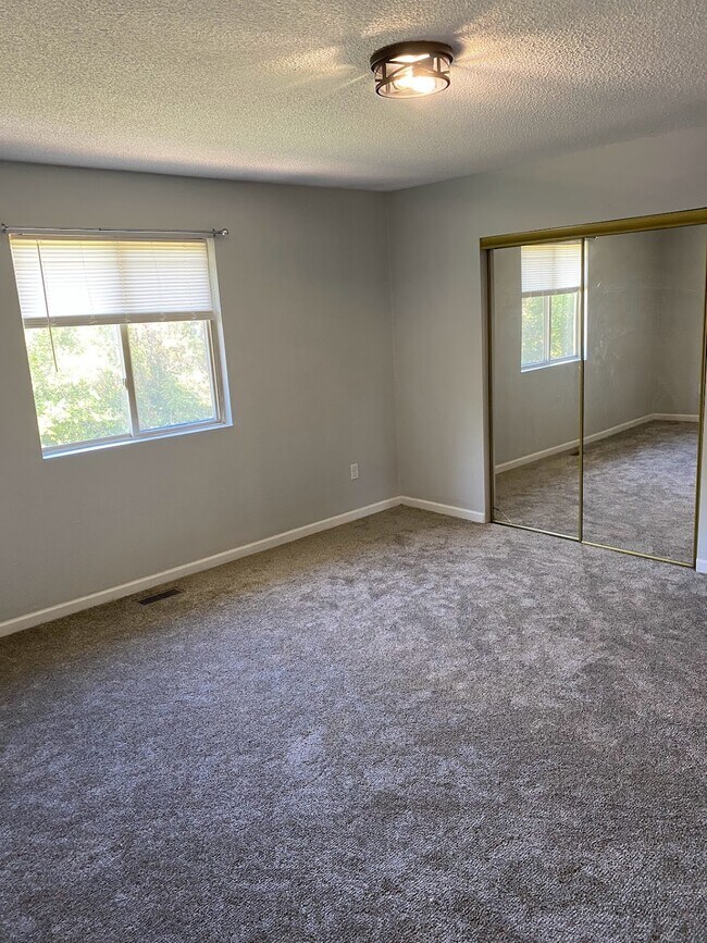 Building Photo - 1106 Fishlock Ave