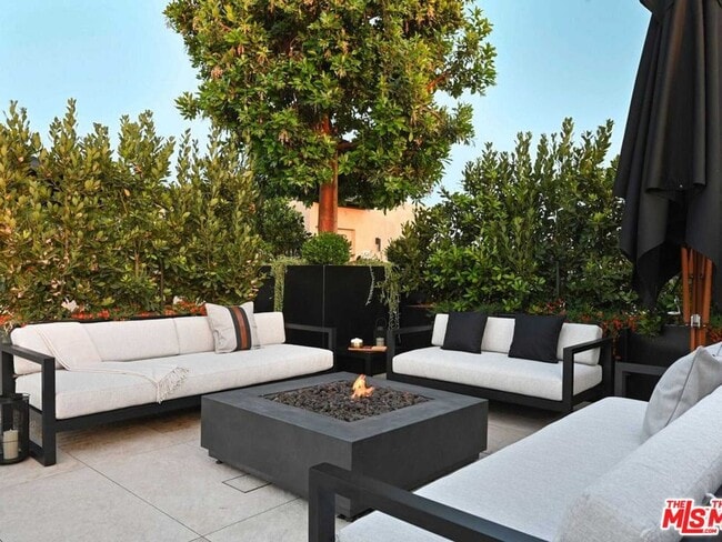 Building Photo - 350 N Palm Dr