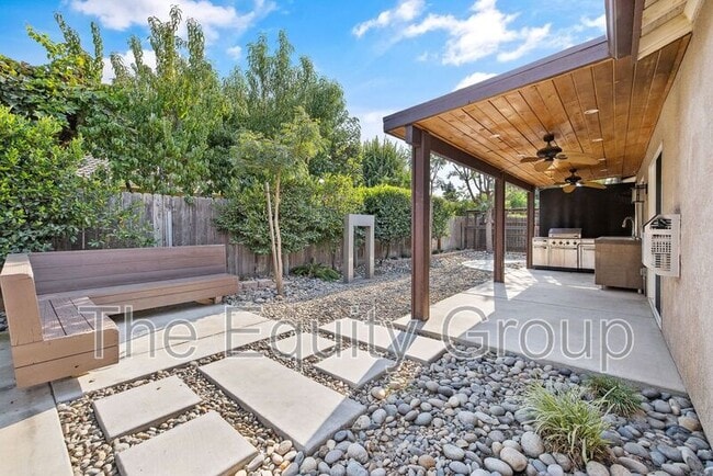Building Photo - 3835 E Oak Ave