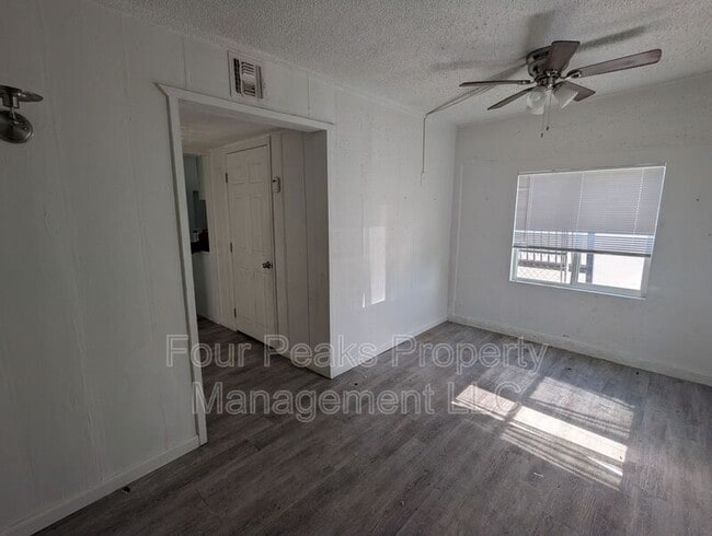 Building Photo - 102 E Hatcher Rd