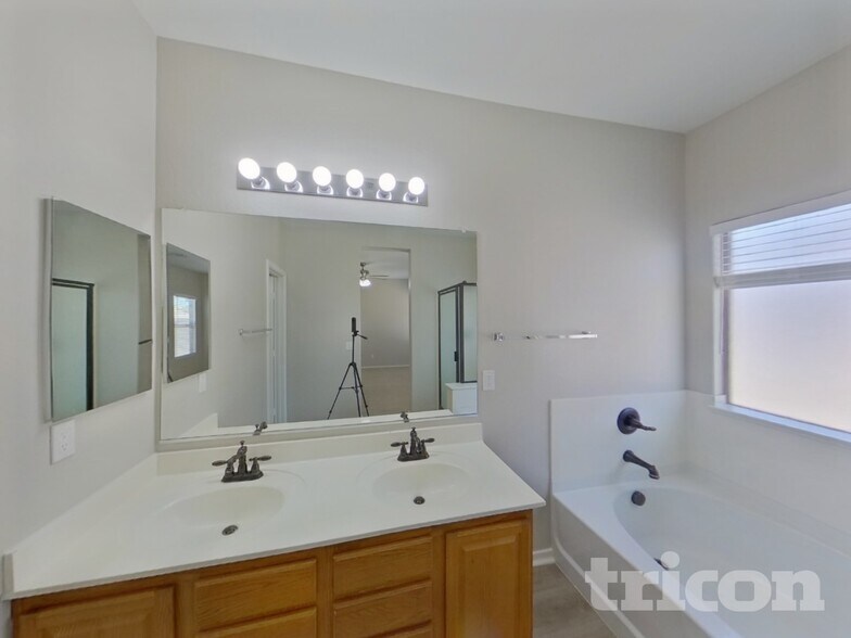 Building Photo - 40086 W Bonneau St