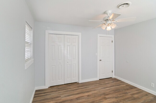 Building Photo - 814 Carson Dr
